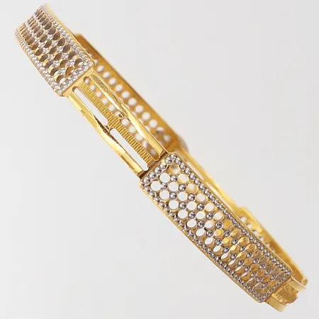 Armring med dekor, Ø64mm, bredd 5,8-7,5mm, bucklig, ostämplat 21K. Vikt: 14,6 g