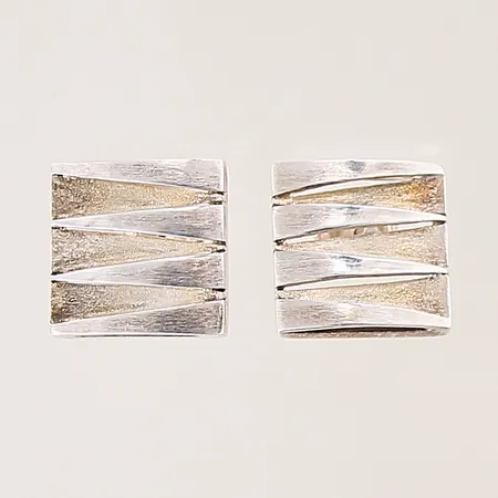 Ett par örhängen med genombruten dekor, matta/blanka, 15,8x15,8mm, skevt stift, silver 925/1000 Vikt: 7,7 g