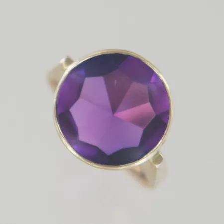 Ring med lila sten  Ø18,75 B15,32mm höjd 6,85 mm ,18K Vikt: 8,6 g