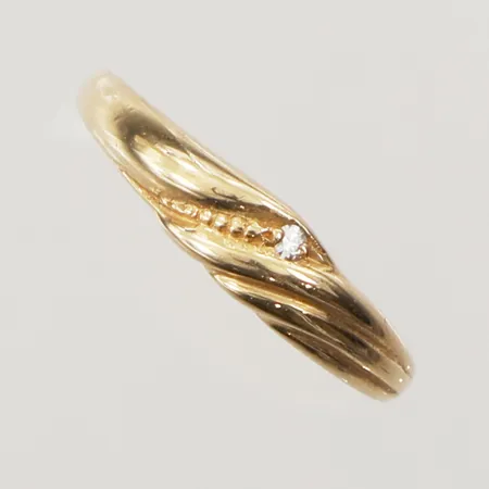 Ring med vit sten, stl 15, bredd 4mm, 18K  Vikt: 1,3 g