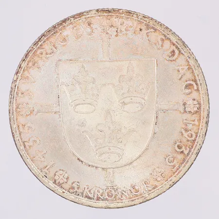 Mynt Gustaf V Sveriges riksdag 500år 1435-1935, nominellt värde 5kr, pappersetui svenska handelsbanken, 900/1000 silver Vikt: 25 g