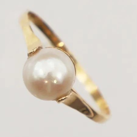 Ring med odlad sötvattenpärla, stl 17¾, bredd Ø7mm, 18K Vikt: 1,6 g