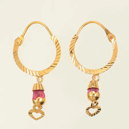 Ett par örhänge med röda stenar, längd ca 32mm, bredd 2-4mm, 21K, 2g 