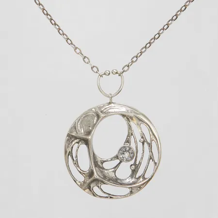 Collier, Karl Laine, Finnfeelings, kedjans längd: ca.70cm, bredd: 2,7mm, hänge med vit sten, 56,4x43,3mm, denna modell har inget lås, Åbo, 1976, silver, 925/1000 Vikt: 17,8 g