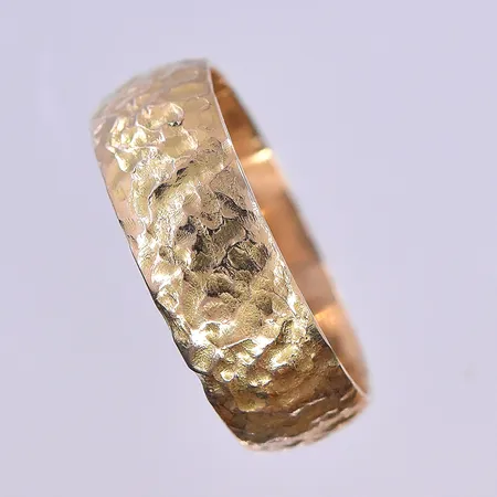 Ring, Schalins, stl 18¼, bredd 7 mm, 18K. Vikt: 6,8 g