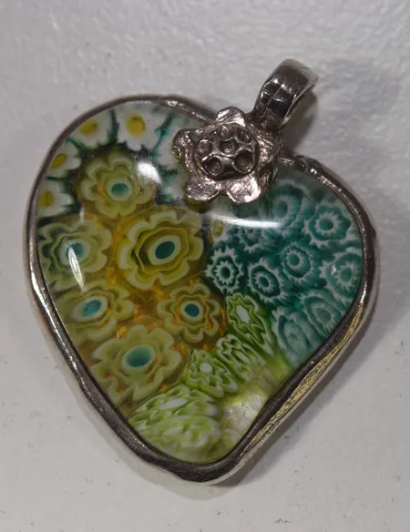 Handgjord hänge /glas, 3,5 x 3 cm , silver Vikt: 11,8 g