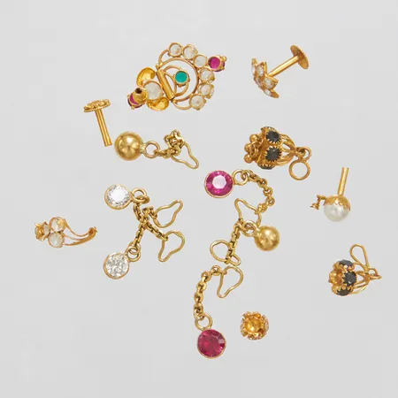 Diverse guld, defekt, glas samt syntetiska stenar, ostämplat, 21K, bruttovikt 8,0g Vikt: 8 g