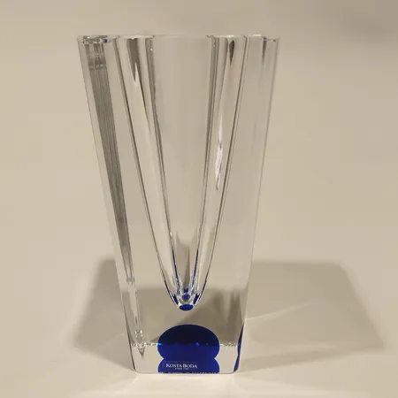 Vas Bertil Vallien Kosta Boda, signerad, numrerad, 49521, höjd ca 20cm, etikettmärkt. Skickas med postpaket.