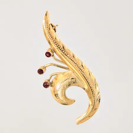 Brosch med röda stenar samt mönstrad dekor, 40x16mm, 18K Vikt: 3,3 g