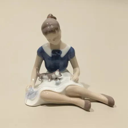Figurin Birgitte med kattunge Bing & Gröndahl, nr 2329, Danmark, höjd ca 13,5cm, porslin. Skickas med paket.