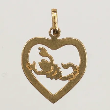 Hänge skorpion, längd 21mm inklusive ögla, bredd 15mm, 18K Vikt: 0,9 g
