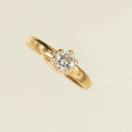 Ring med vit sten, stl 17¼, bredd 3-6mm, bucklig skena, 18K, 0,9g