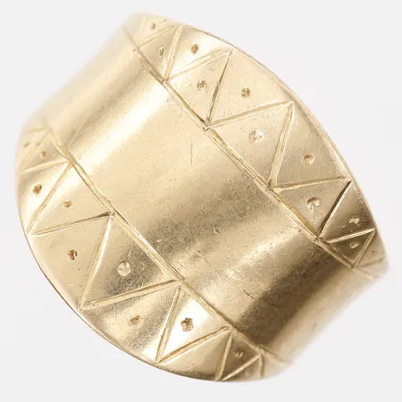 Ring, stl 17½, bredd 6mm, gravyr, repig, 18K Vikt: 10,6 g