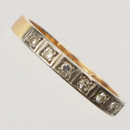 Ring med diamanter, 7x ca 0,005ct, stl 17¼, bredd 2,8mm, 18K Vikt: 2,7 g