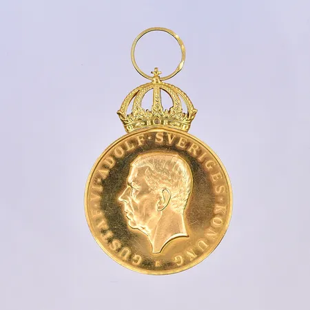 Medalj " Patriotiska sällskapet ", Ø36mm, band och etui medföljer, 18K/23K. Vikt: 24,1 g