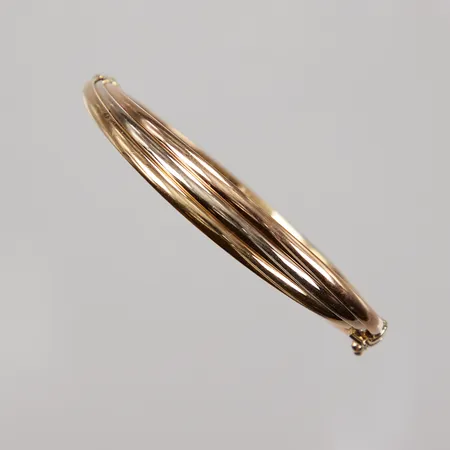 Stelt öppningsbar armring, inre bredd ca 49 x 56,7mm, bredd 8,8mm, mindre bucklor, GFAB 18K  Vikt: 10 g