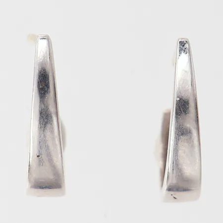 Ett par örhängen, 15,5x3,8mm, saknar snurrebussar, vitguld 14K Vikt: 2,1 g