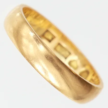 Ring slät, stl: 18, bredd 4,2mm, gravyr, 20K. Vikt: 4,3 g