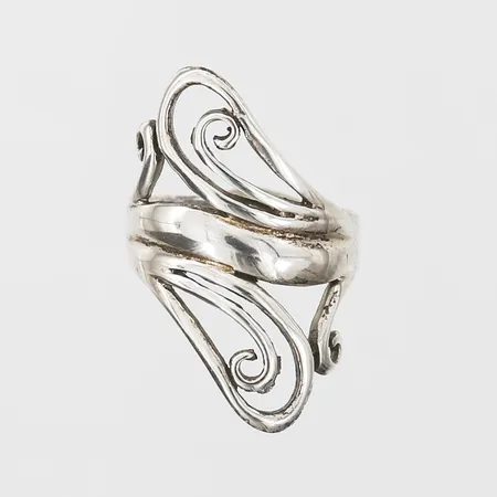 Ring, stl: 17, bredd: 4,5 - 29 mm, 925/1000 silver. Vikt: 5,6 g