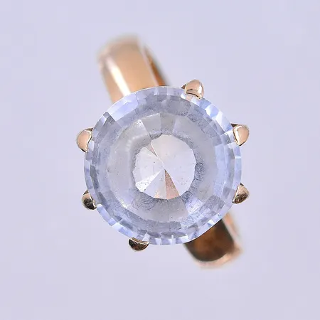 Ring med vit sten, stl 17½, bredd 4-14 mm, 18K. Vikt: 7,3 g