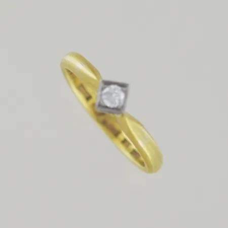 Ring 0,10ct infattad i vitguld 23k år 1907 4,6 gr Ø 17,5 mm Vikt: 4,6 g