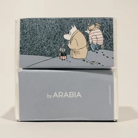 Fyra Muminmuggar Miniatyr med snöre, Månsken i snön, längd 30mm, bredd 30mm, Arabia, 2021, kartong