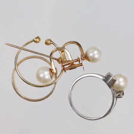 Diverse guld med pärlor, delvis gravyr, små defekter 18K Vikt: 11 g