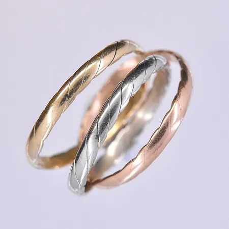 Ring, stl 19, bredd 3-7 mm, vitguld/gulguld/rosé, 18K. Vikt: 6,5 g
