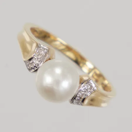 Ring, diamanter 6x ca 0,01ct samt odlad pärla Ø 7,5mm, stl 17½, GHA 18K Vikt: 3,9 g