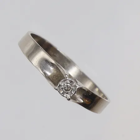 Ring i vitguld med diamant 1xca0,02ct stl 17½ bredd 2-3mm 18K Vikt: 1,8 g