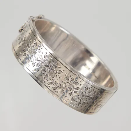 Öppningsbar Armring 51x57cm, inre omkrets 17cm, bredd 19mm, blomdekor, säkerhetskedja, brittiska stämplar, 925/1000 silver, Vikt: 31,8 g