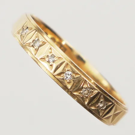Ring med diamanter 6x ca 0,01ct, stl 18¾, bredd 3,8mm, 18K Vikt: 3 g