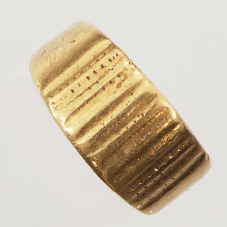 Ring med mönsterdekor, stl 17, bredd 10mm, skev, 18K Vikt: 10,2 g