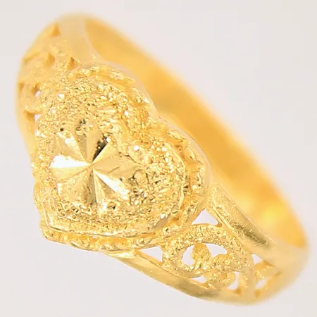 Ring med mönstrad samt genombruten dekor, stl 16½, bredd 2,7-9,1mm, skev/bucklig, 23K Vikt: 3,8 g