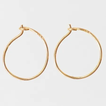 Ett par örhängen, creoler, Ø8mm, bredd 0,5mm, skeva, 14K. Vikt: 0,1 g