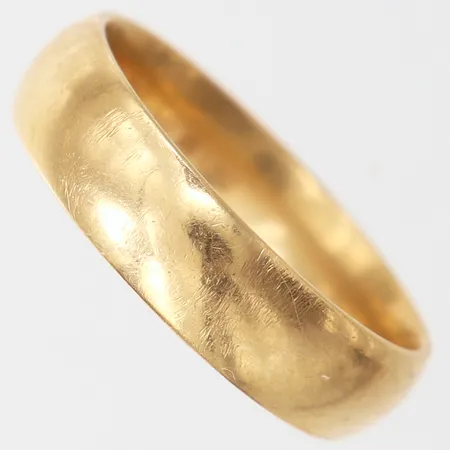 Ring slät, stl: 20½, bredd 6mm, gravyr, 18K. Vikt: 8,6 g