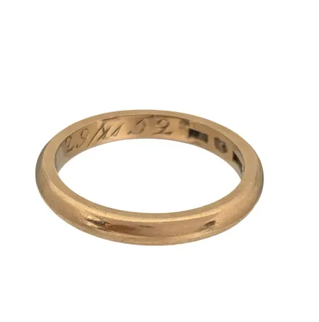 Ring, 18K guld, slät modell, gravyr Vikt: 3,7 g