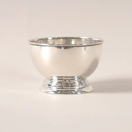 Skål på fot, Art Deco, tillverkad av GAB, Stockholm år 1924, höjd 55mm, Ø 88mm, silver  Vikt: 83,8 g