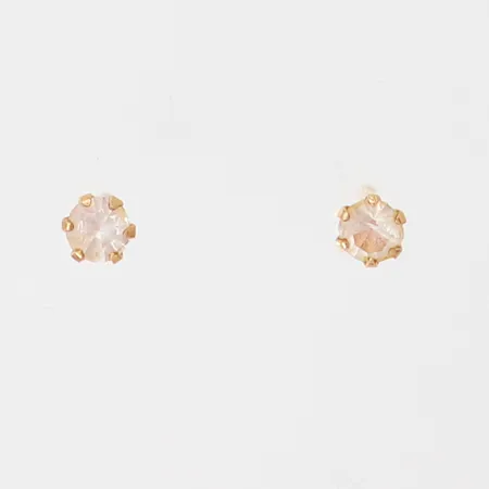 Ett par örhängen med vita stenar, Ø2,7mm, saknar snurrebussar, 18K.  Vikt: 0,2 g