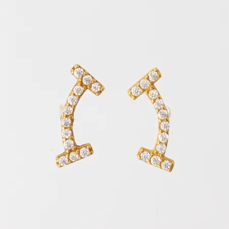 Ett par örhängen med vita stenar, 11,5x4mm, saknar snurrebussar, 18K. Vikt: 0,8 g