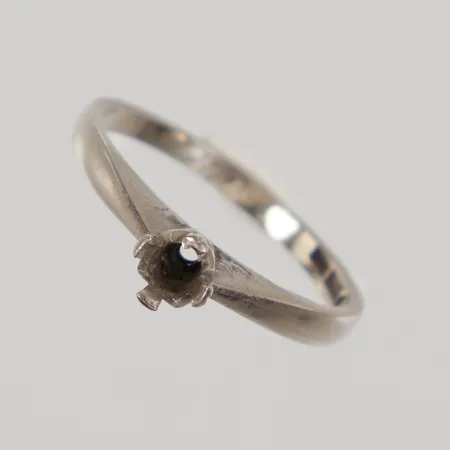 Ring stl 17½, bredd 1,8-4,9mm, sten saknas, vitguld 18K, Vikt: 2,9 g