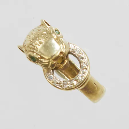 Ring, kattdjur med smaragdögon samt diamanter 5 x ca.0,01ct, Ø17½, bredd: 4-10,1mm, enstaka emaljdetaljer, något skev skena, OBS! Ej märkesdesign! 14K Vikt: 4,6 g