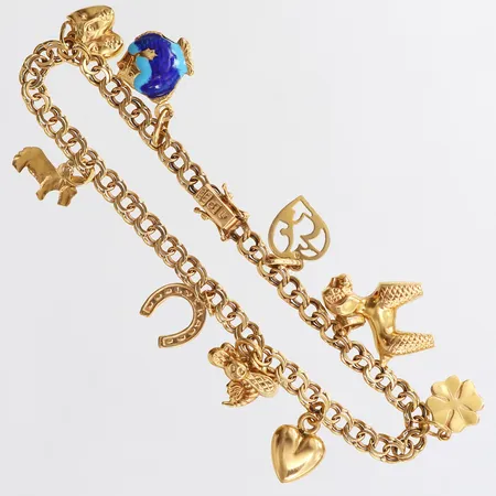 Armband med nio berlocker, längd 19cm, bredd 4,3mm, 18K.  Vikt: 12,2 g