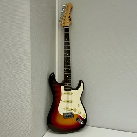 Elgitarr ZZ-Top Stage Series, lackskador på kroppen, repig, mjukt fodral medföljer Skickas med postpaket.