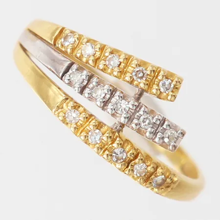 Ring med 8/8-slipade diamanter 15 x ca 0,0075ct, stl: 17¾, bredd 1,7-9mm, tvåfärgat 18K. Vikt: 2,5 g