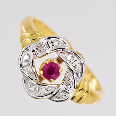 Ring med diamanter ca 0,05ctv, nagg på röd sten, stl 16¾, bredd ovandel 11mm, tvåfärgad, 18K Vikt: 2,9 g