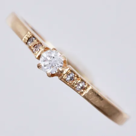 Ring med stenar, stl: ca 16½, bredd: ca 1-3mm, W&A, år 1990, 18K Vikt: 1,8 g