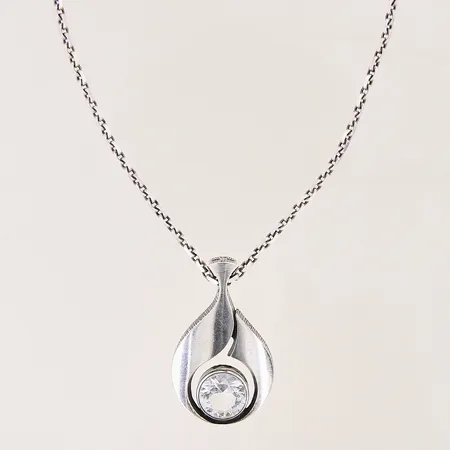 Kedja Ankar, längd 46cm, bredd 2,8mm, samt hänge med bergkristall, Finnfeelings, Karl Laine, 47x29,7mm, silver 925/1000 Vikt: 24,9 g