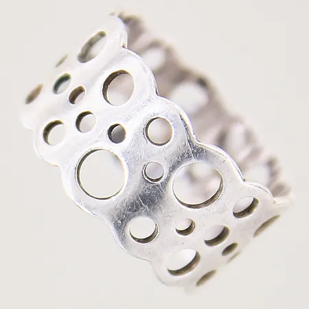 Ring med genombruten dekor, stl 17¾, bredd 10mm, silver 830/1000 Vikt: 2,9 g