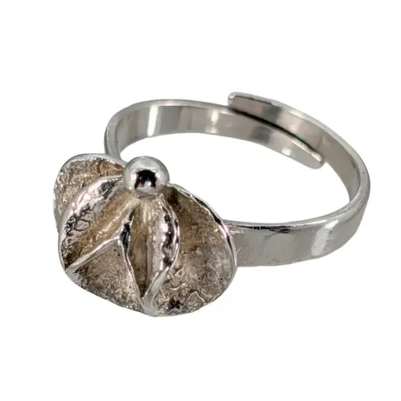 Ring, silver 925/1000, THERESIA HVORSLEV för Mema AB Lidköping 1978, Ø18½ mm - justerbar skena, skenans bredd 3,5 - 4 mm, dekor 13x15 mm  Vikt: 3,8 g